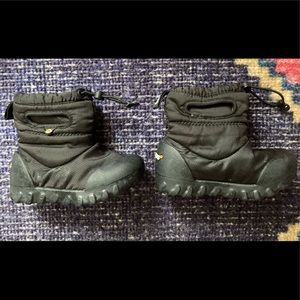 Toddler Bogs® Kids B-Moc Black snow boots. Toddler Size 8.